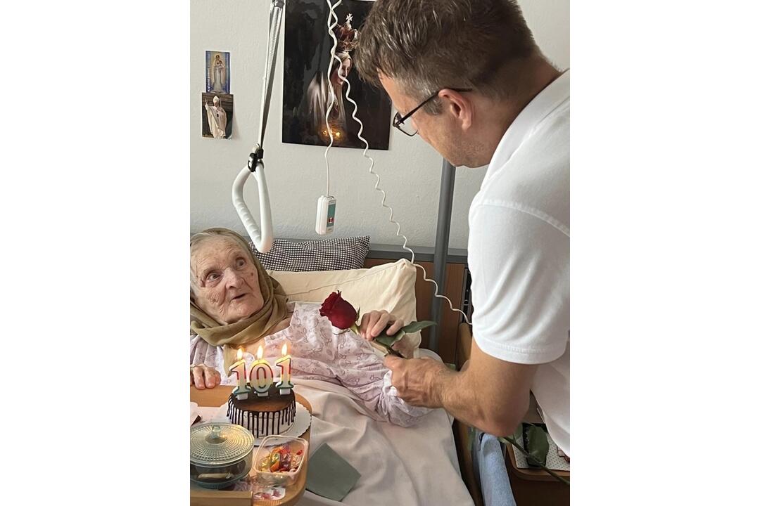 FOTO: Staromestskí oslávenci slávia jubileá. 101. narodeniny oslavujú so starostom, foto 5