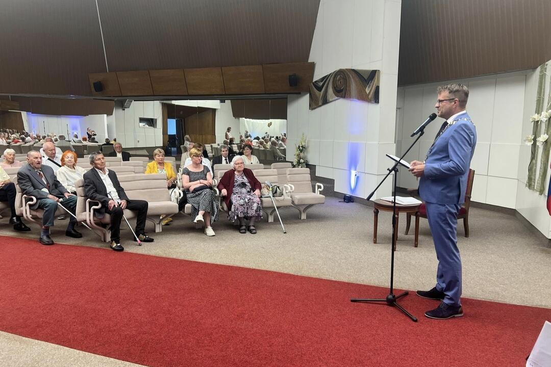FOTO: Staromestskí oslávenci slávia jubileá. 101. narodeniny oslavujú so starostom, foto 6