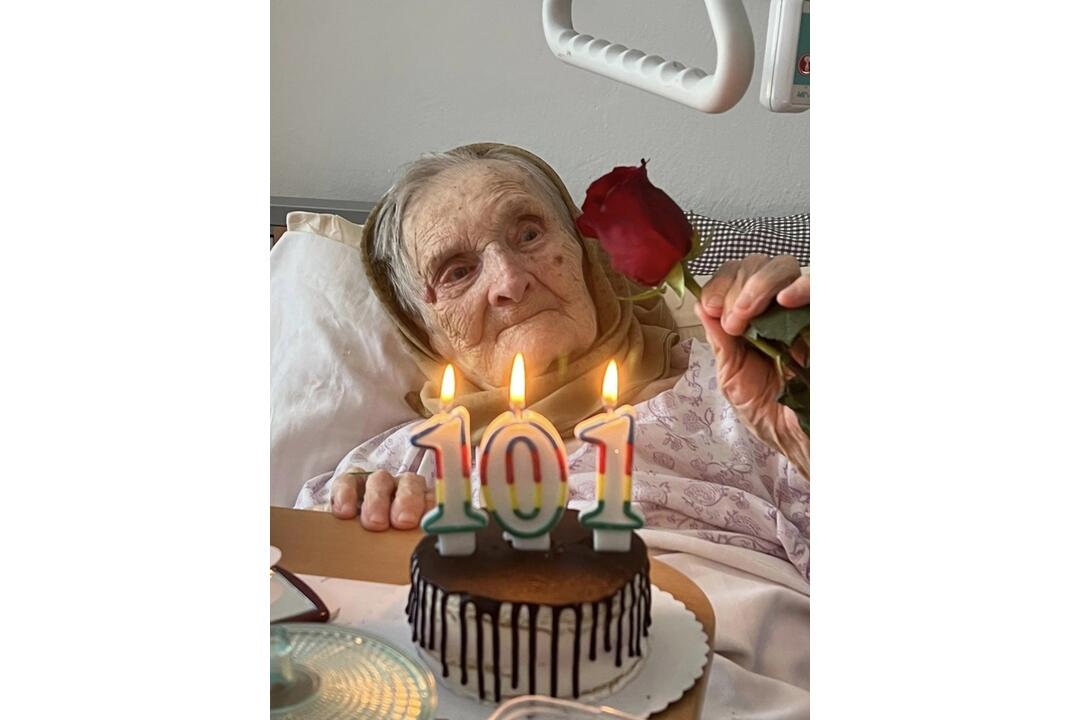 FOTO: Staromestskí oslávenci slávia jubileá. 101. narodeniny oslavujú so starostom, foto 11