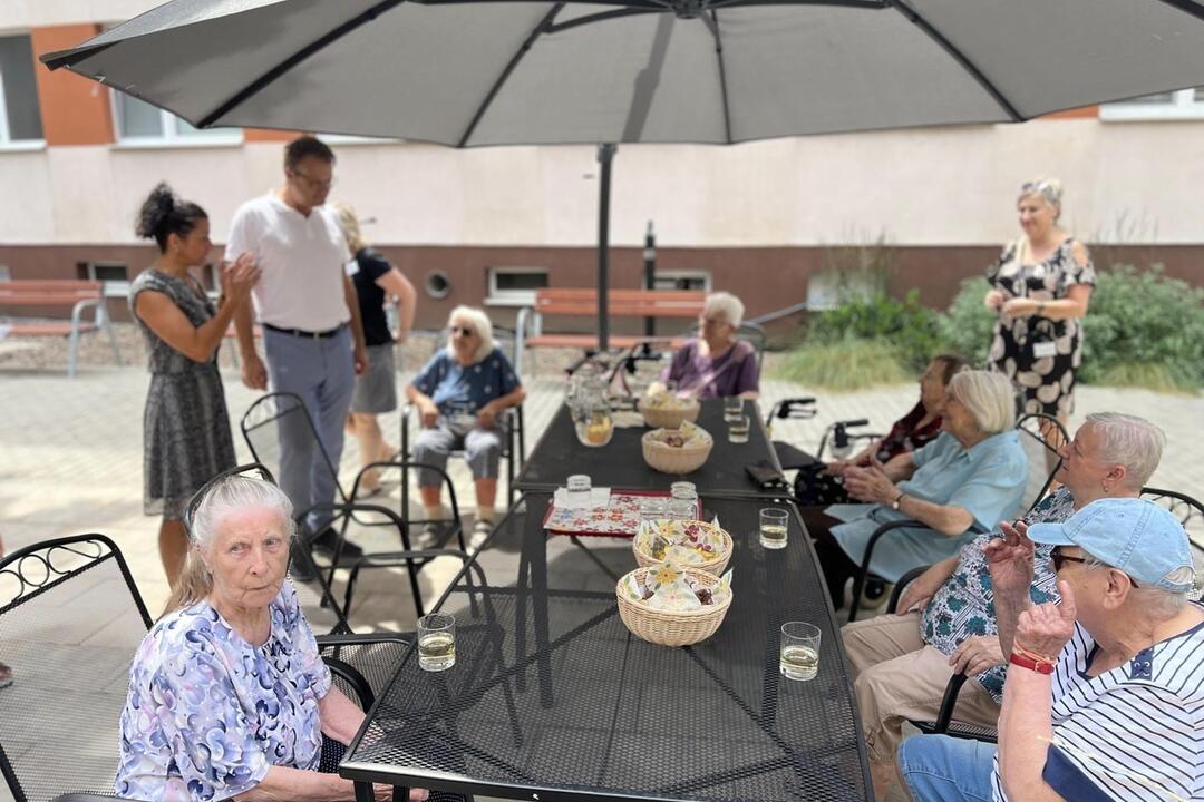 FOTO: Staromestskí oslávenci slávia jubileá. 101. narodeniny oslavujú so starostom, foto 12