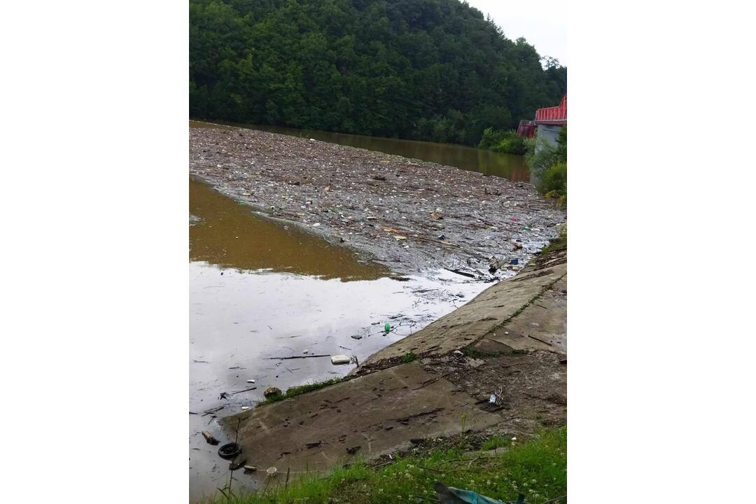FOTO: Odpad, ktorý zachytila norná stena Vodnej nádrže Ružín, foto 7