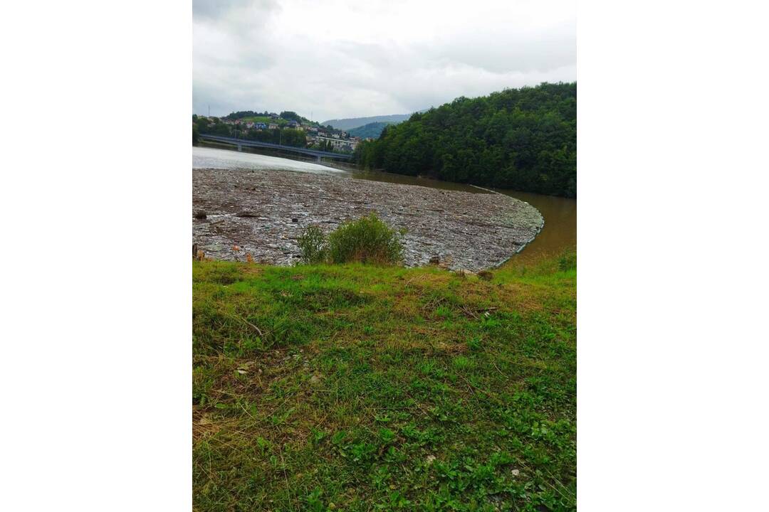 FOTO: Odpad, ktorý zachytila norná stena Vodnej nádrže Ružín, foto 9