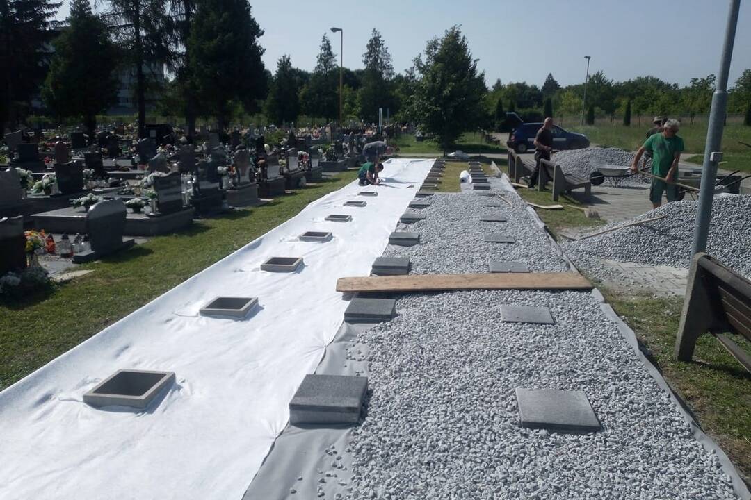 FOTO: V Trebišove sprístupnili nový urnový háj a lapidárium, foto 2