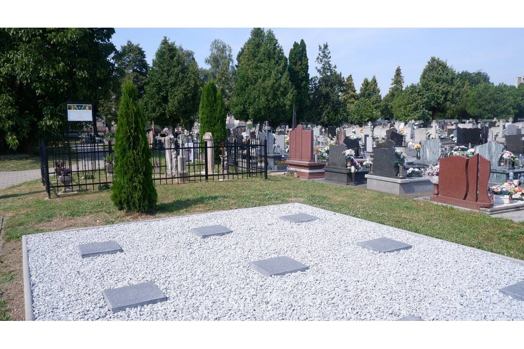FOTO: V Trebišove sprístupnili nový urnový háj a lapidárium, foto 1