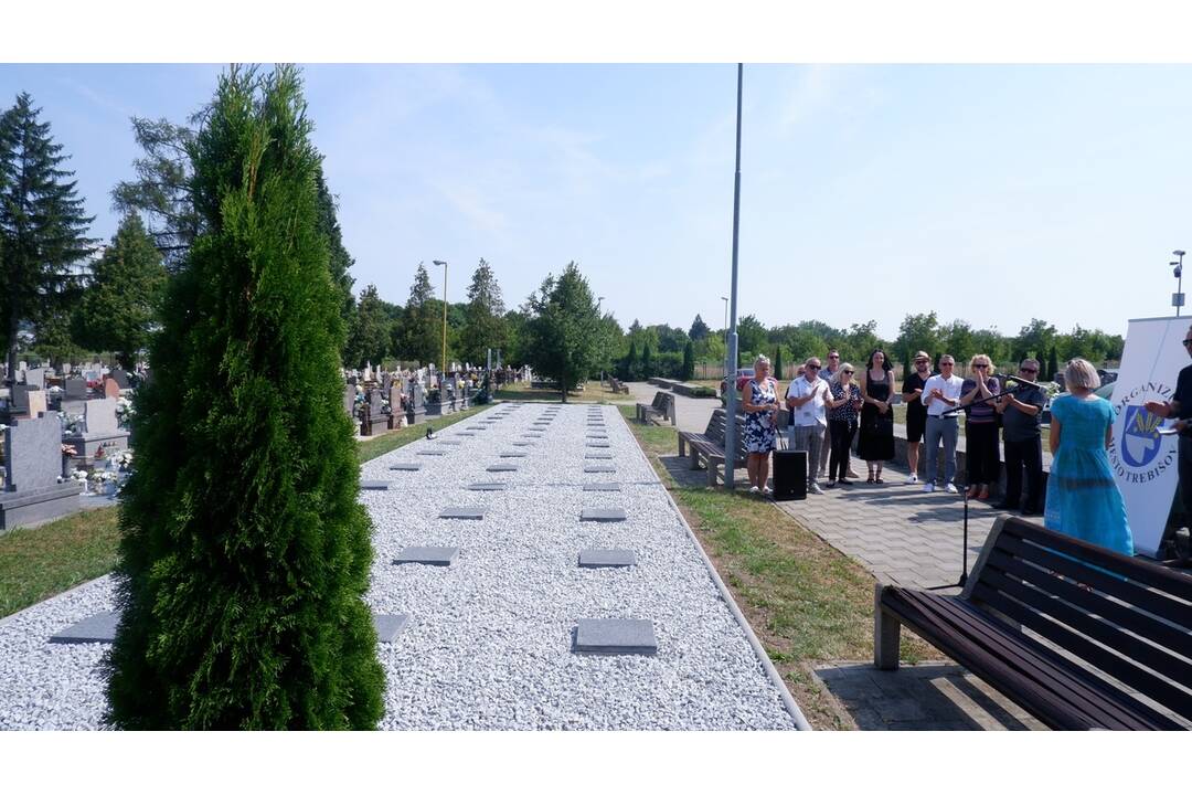 FOTO: V Trebišove sprístupnili nový urnový háj a lapidárium, foto 5