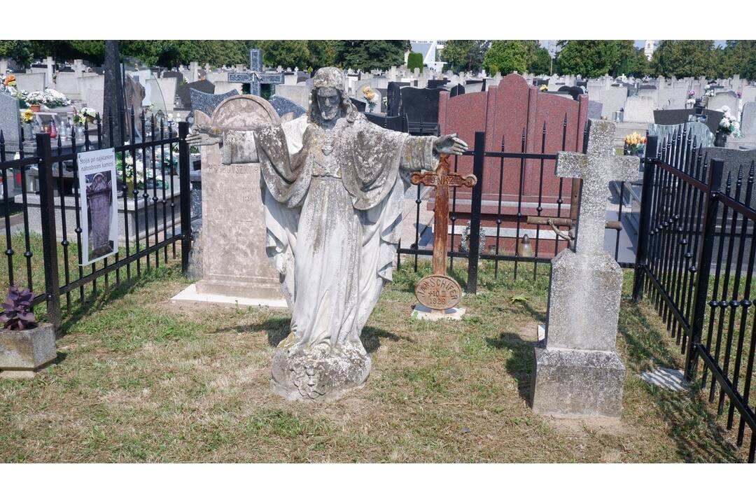 FOTO: V Trebišove sprístupnili nový urnový háj a lapidárium, foto 6