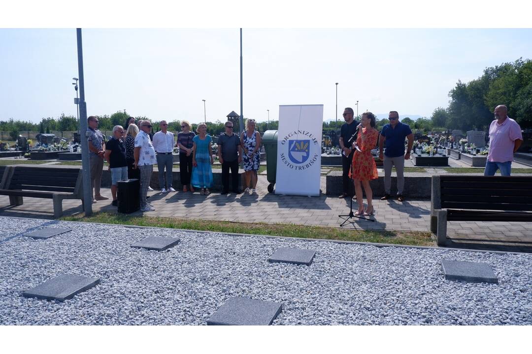 FOTO: V Trebišove sprístupnili nový urnový háj a lapidárium, foto 7