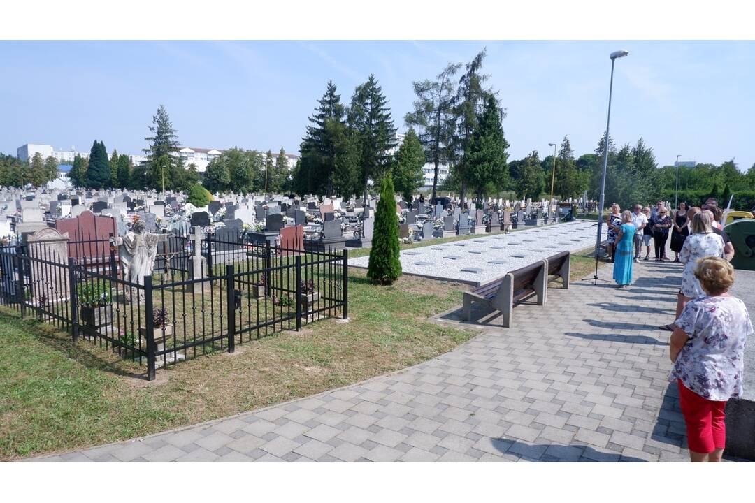 FOTO: V Trebišove sprístupnili nový urnový háj a lapidárium, foto 8