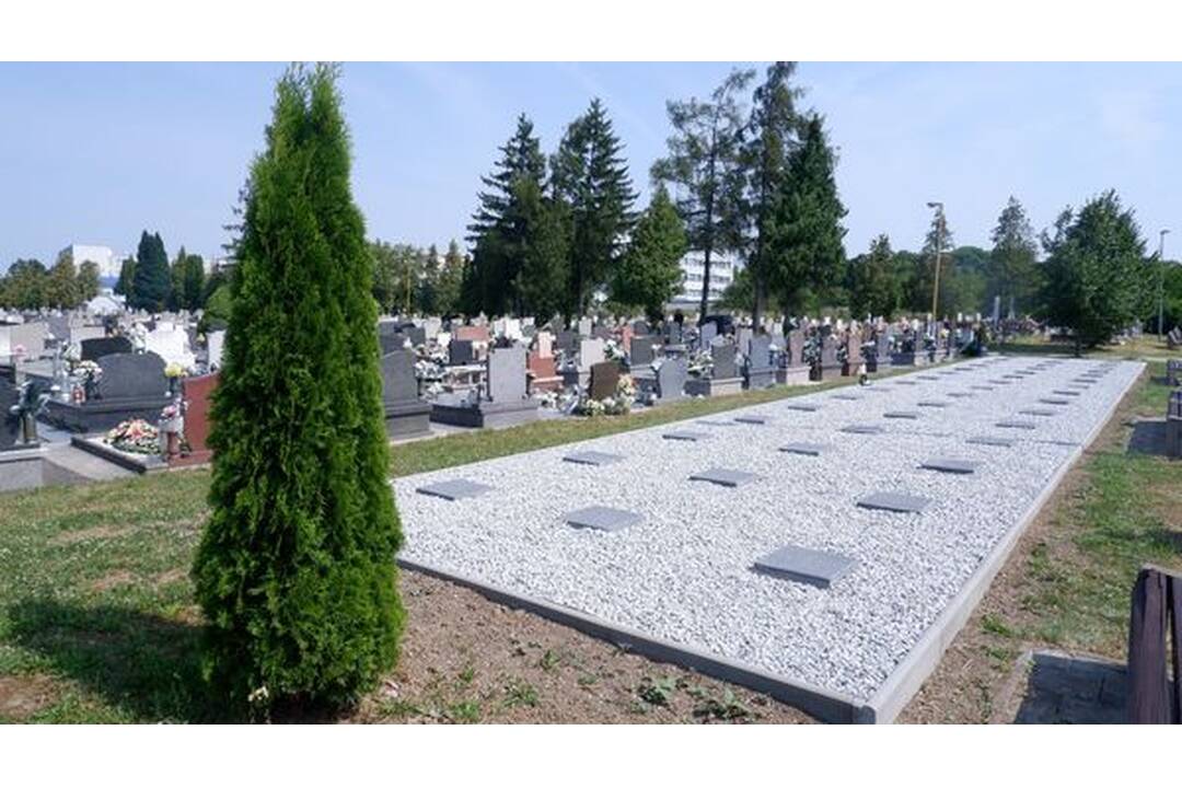 FOTO: V Trebišove sprístupnili nový urnový háj a lapidárium, foto 12