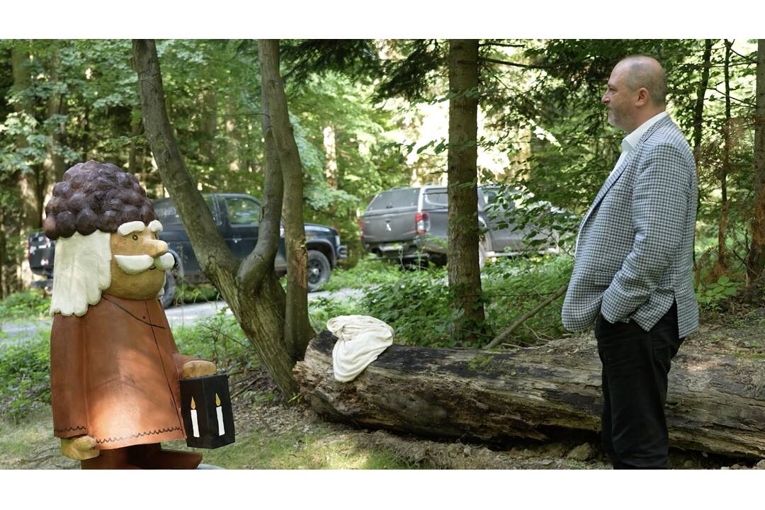 FOTO: Košické lesy zdobia nové vyrezávané lavičky z dreva, foto 4