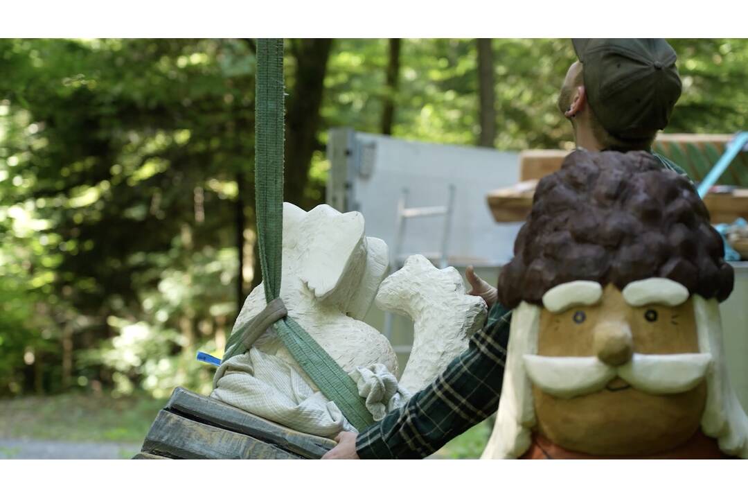 FOTO: Košické lesy zdobia nové vyrezávané lavičky z dreva, foto 1