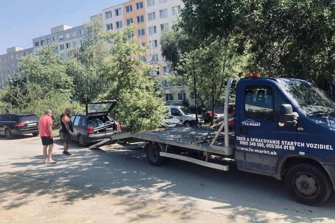 FOTO: Odstavený vrak na Juhu obývali ľudia bez domova. Konečne ho odtiahli, foto 5