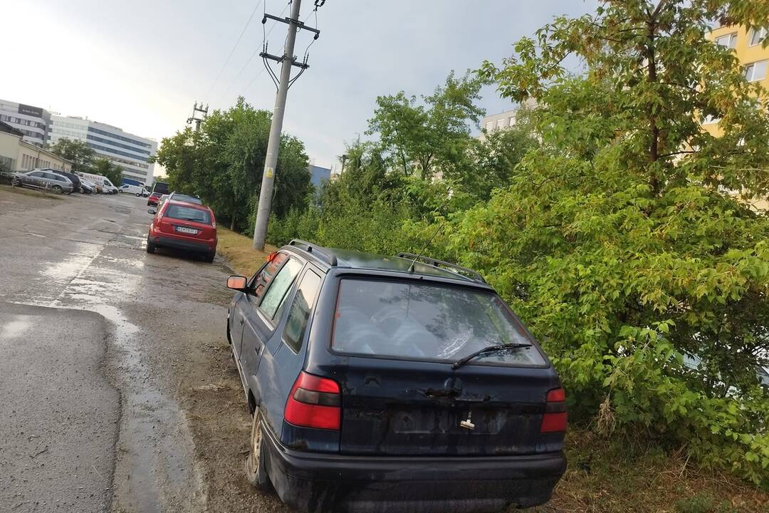 FOTO: Odstavený vrak na Juhu obývali ľudia bez domova. Konečne ho odtiahli, foto 3