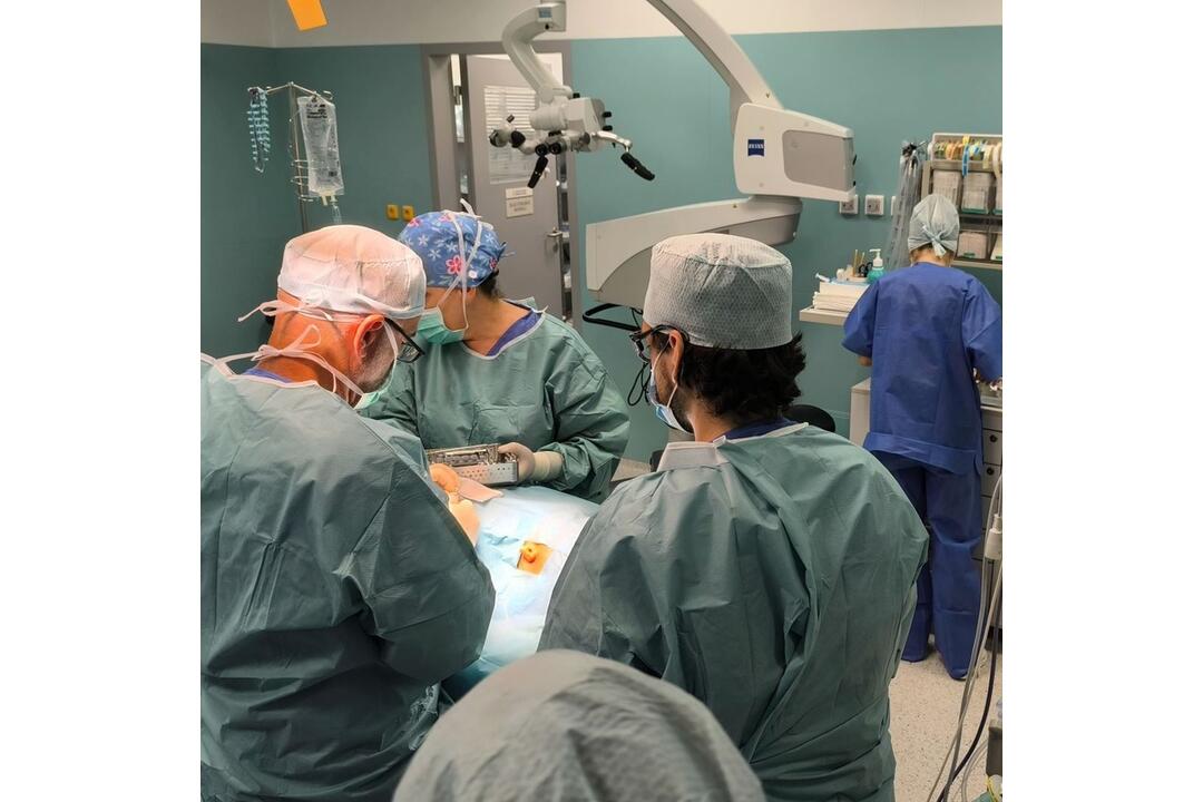 FOTO: Košickí otorinolaryngológovia zvládli operáciu revolučného sluchového implantátu, foto 3