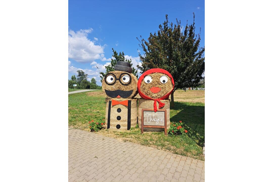 FOTO: Neznámi páchatelia zničili obľúbené slamené postavičky Bači s Tetkou v obci Trstené pri Hornáde, foto 8
