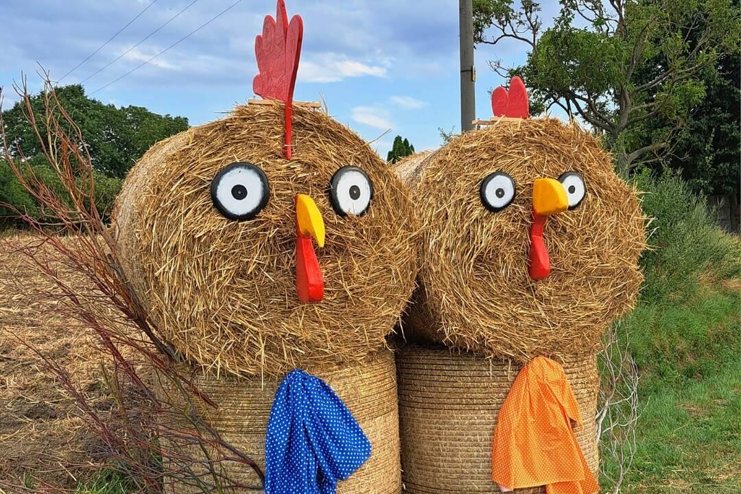 FOTO: Neznámi páchatelia zničili obľúbené slamené postavičky Bači s Tetkou v obci Trstené pri Hornáde, foto 4