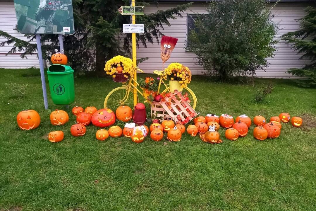 FOTO: Neznámi páchatelia zničili obľúbené slamené postavičky Bači s Tetkou v obci Trstené pri Hornáde, foto 6