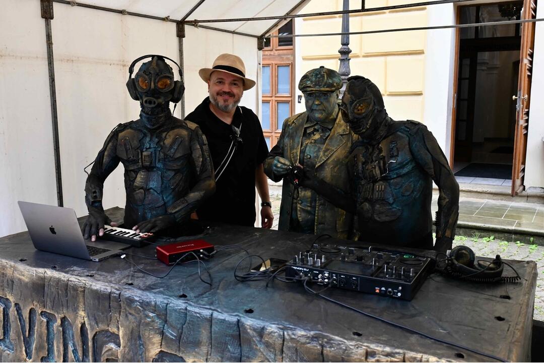 FOTO: V Spišskej Novej Vsi po roku opäť ožili sochy, foto 40