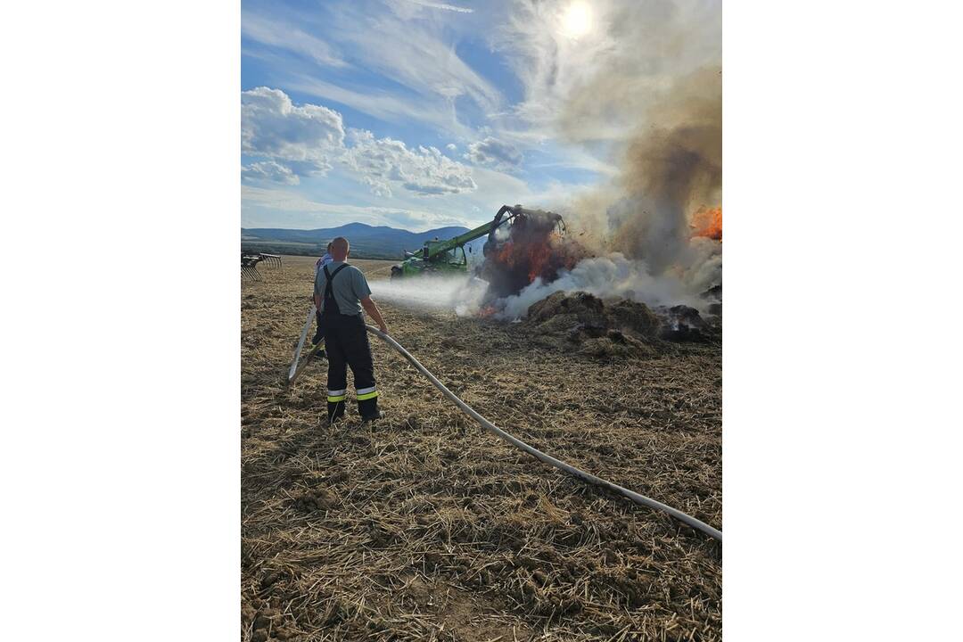 FOTO: Požiar poľa Čerhov, foto 17