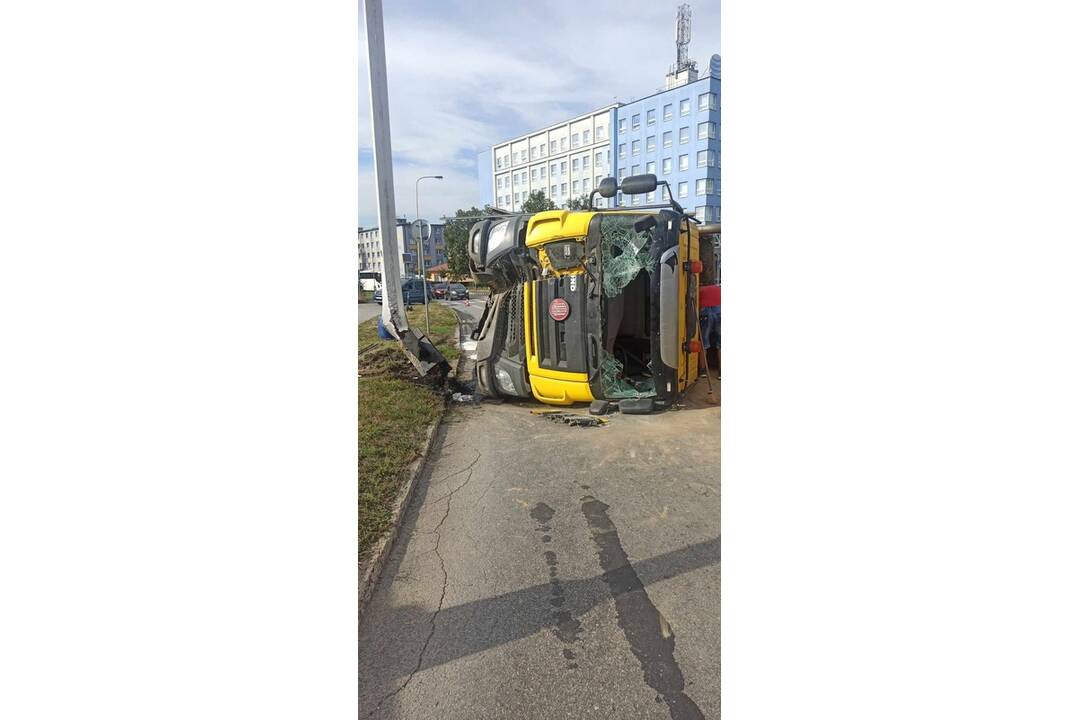 FOTO: Prevrátený nákladiak na Festivalovom námestí, foto 2