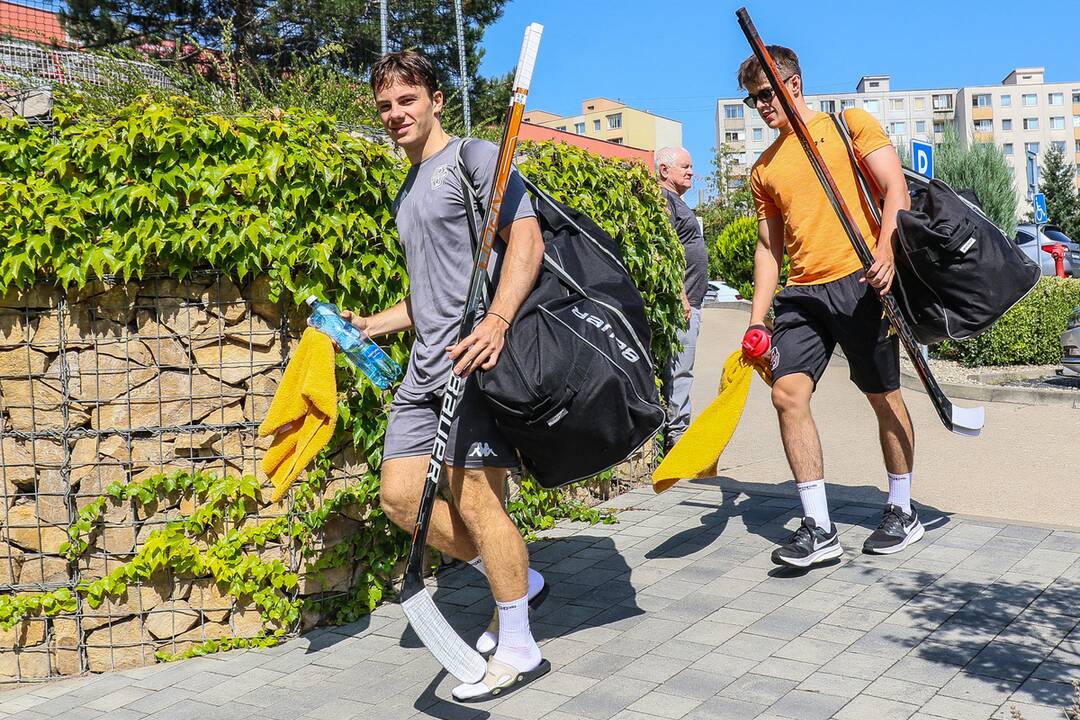 FOTO: Tréningy košických hokejistov sú v plnom prúde, neodradili ich ani sťažené podmienky, foto 12