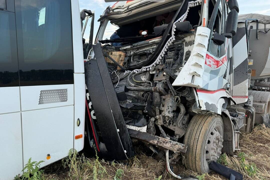 FOTO: Zrážka kamióna a autobusu pred Turňou nad Bodvou, foto 2