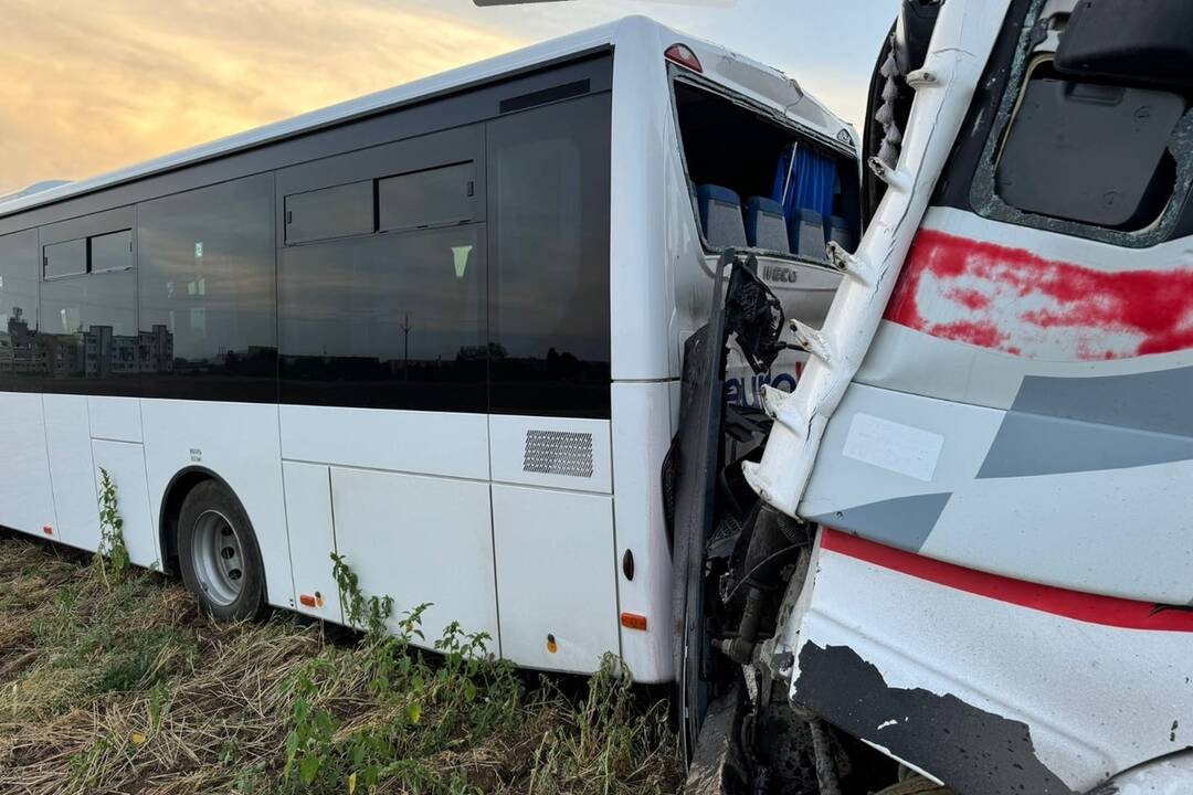FOTO: Zrážka kamióna a autobusu pred Turňou nad Bodvou, foto 3