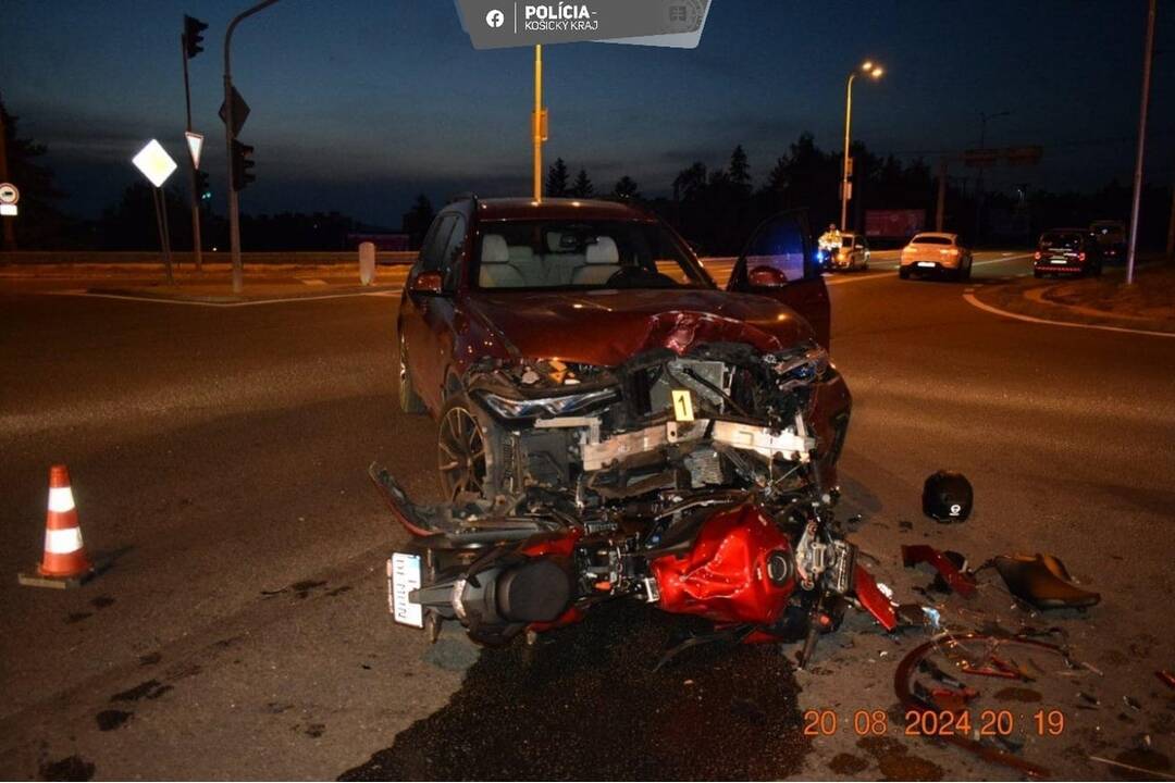 FOTO: Nehoda auta s motorkou na Herlianskej v Košiciach, foto 1