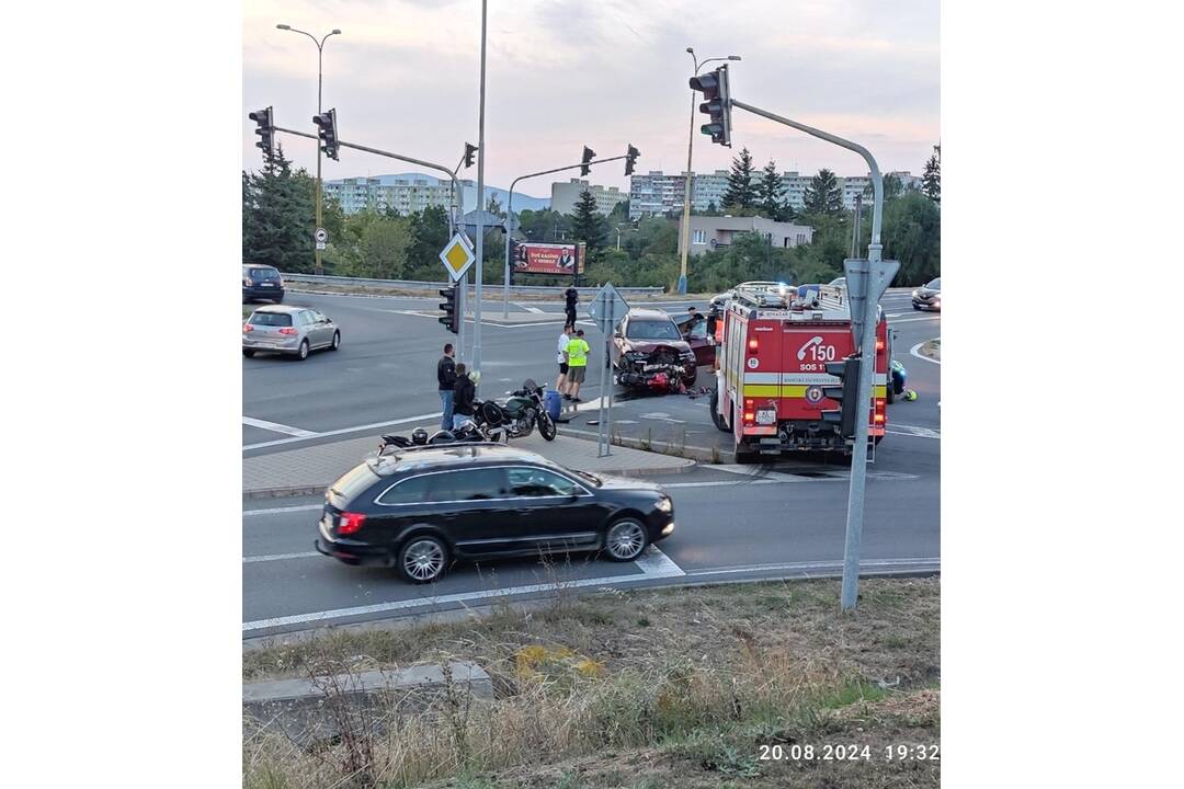 FOTO: Nehoda auta s motorkou na Herlianskej v Košiciach, foto 3