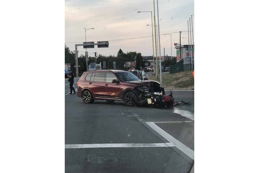 FOTO: Nehoda auta s motorkou na Herlianskej v Košiciach, foto 4