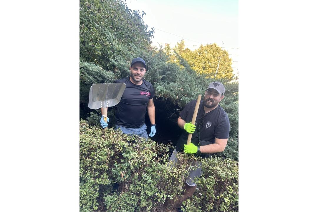 FOTO: Košičania z vlastnej iniciatívy upratali okolie chodníka na Triede SNP, foto 4