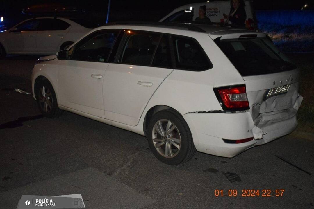 FOTO: Opitý vodič zničil na Jazere štyri autá, foto 3