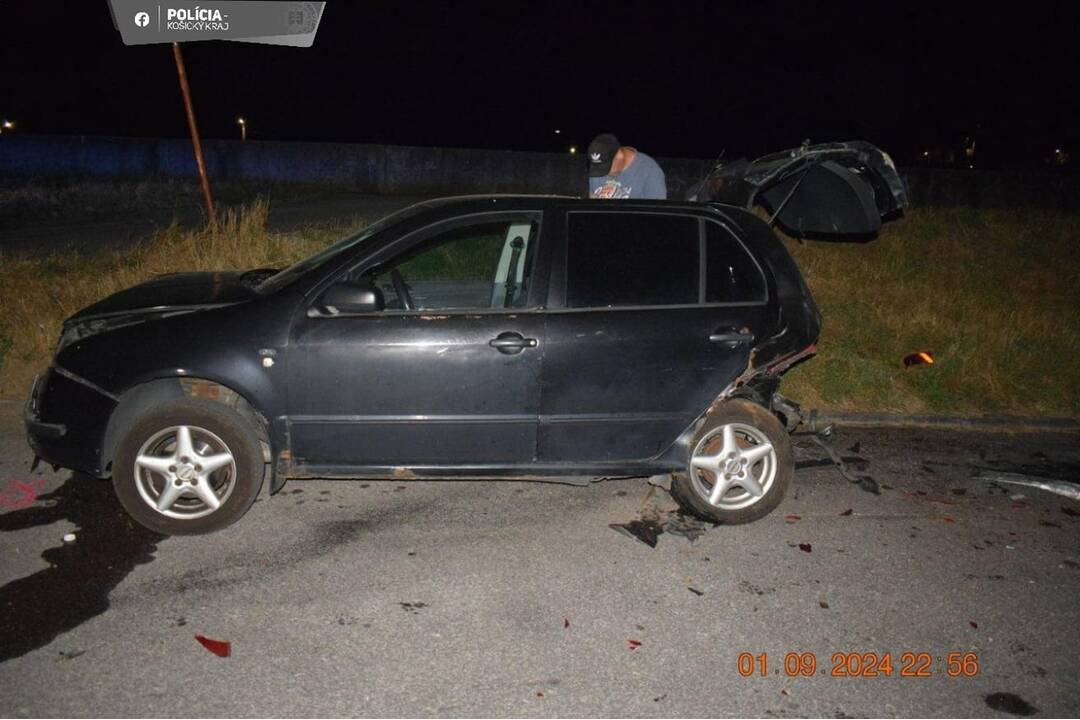 FOTO: Opitý vodič zničil na Jazere štyri autá, foto 4