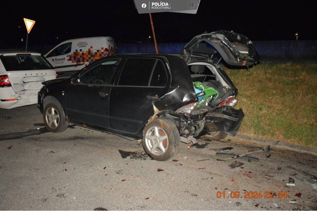 FOTO: Opitý vodič zničil na Jazere štyri autá, foto 5