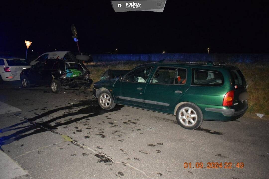 FOTO: Opitý vodič zničil na Jazere štyri autá, foto 7