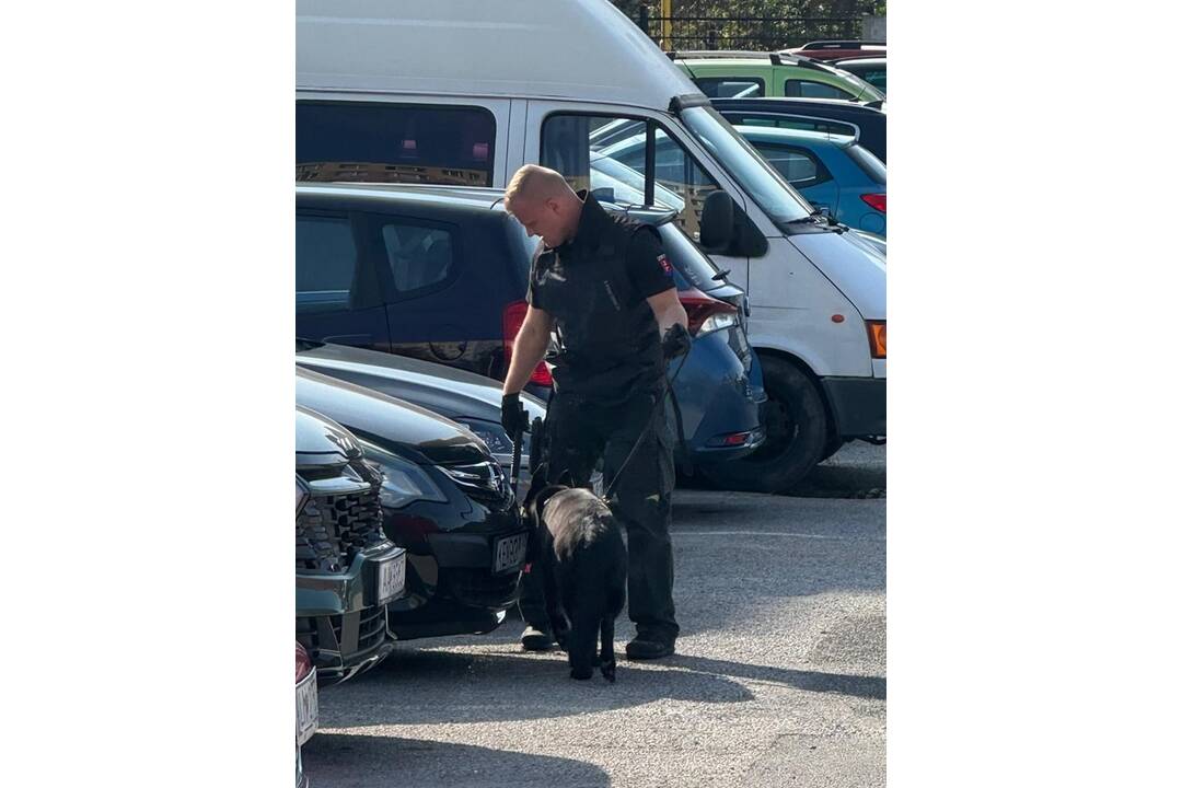 FOTO: Nahlásená bomba na parkovisku pri košickom magistráte, foto 4