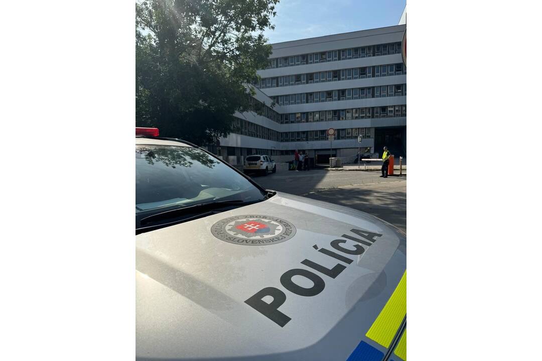 FOTO: Nahlásená bomba na parkovisku pri košickom magistráte, foto 5