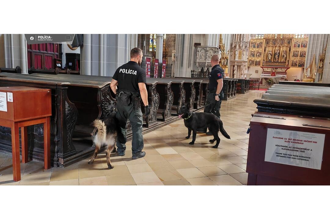 FOTO: Polícia prehľadáva kvôli bombovej hrozbe Dóm sv. Alžbety, foto 4