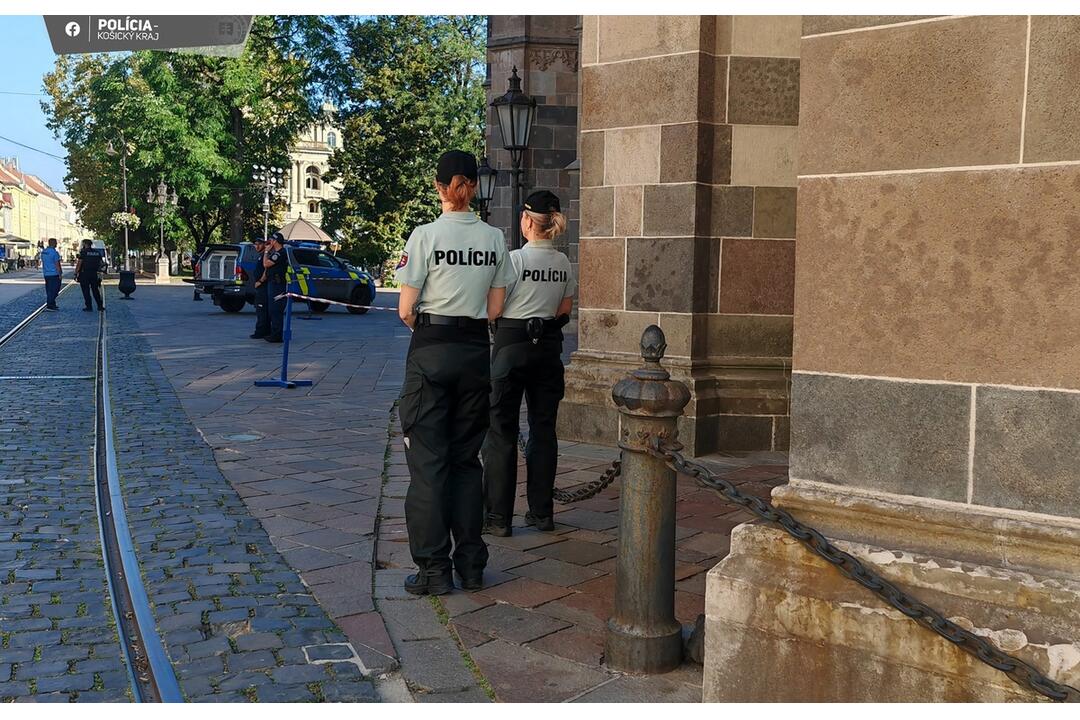 FOTO: Polícia prehľadáva kvôli bombovej hrozbe Dóm sv. Alžbety, foto 2
