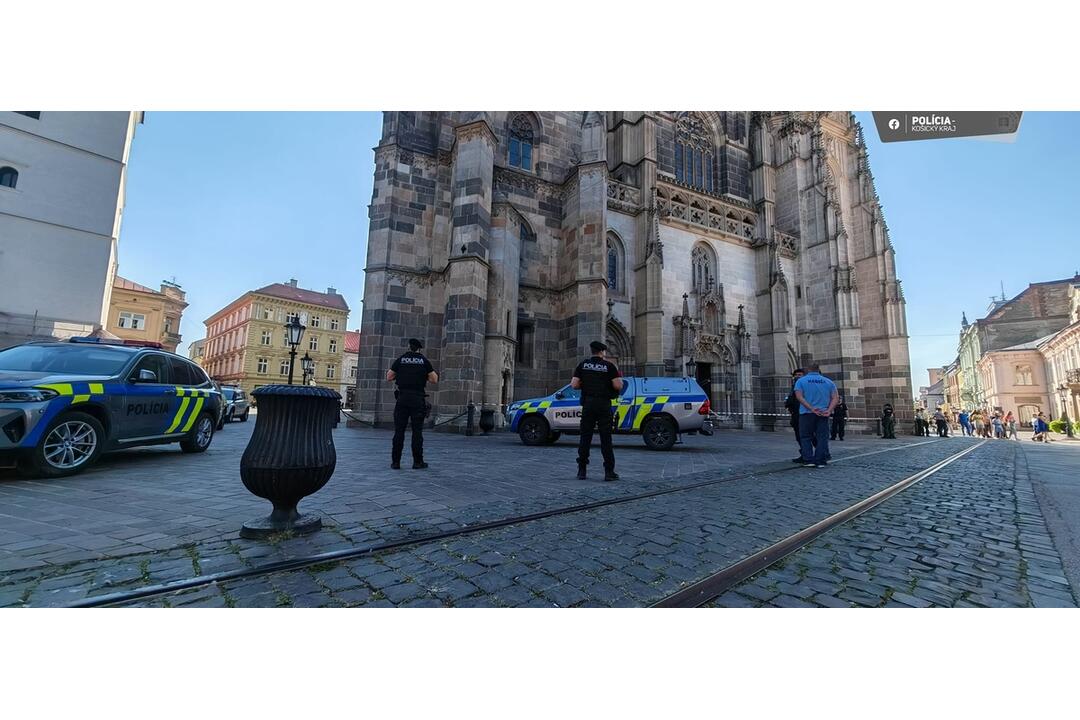 FOTO: Polícia prehľadáva kvôli bombovej hrozbe Dóm sv. Alžbety, foto 1