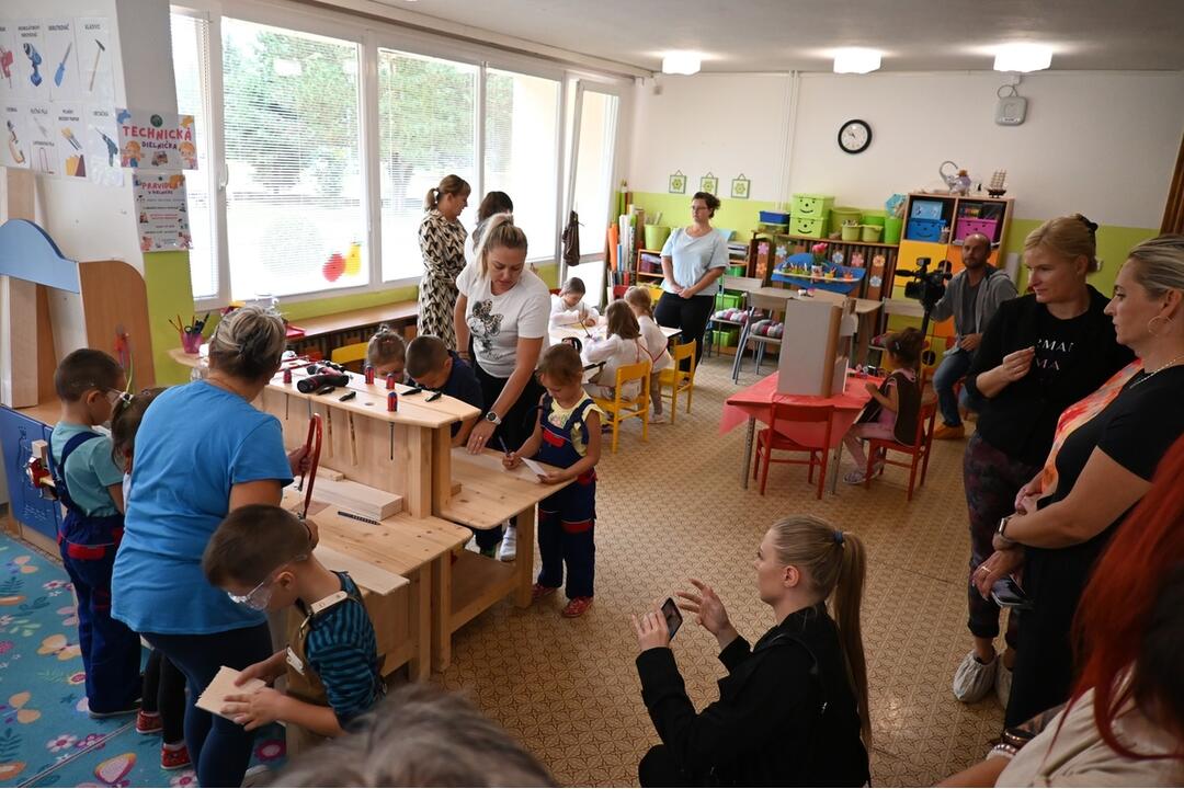 FOTO: Malí technici v akcii. Škôlkari z Jilemnického vyrábajú vlastné modely a učia sa základy techniky, foto 5