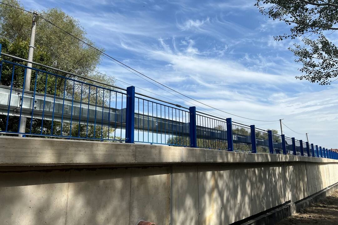 FOTO: Poškodený oporný múr v Zatíne opravili, jazdiť sa po ňom môže už bezpečne, foto 2