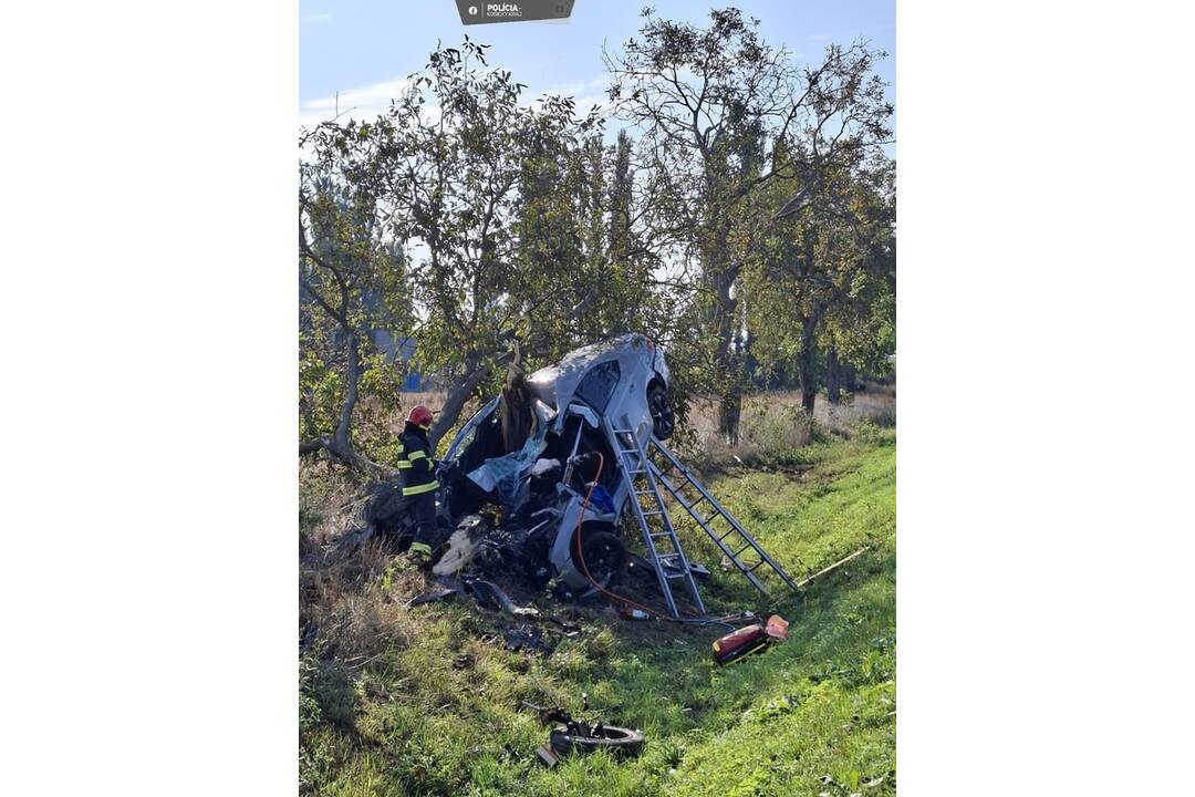 FOTO: Tragická nehoda medzi Michalovcami a Lastomírom. Vodič zraneniam na mieste podľahol, foto 1