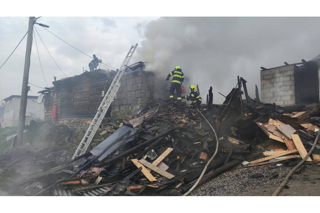 FOTO: Požiar v osade Žehra: Hasiči bojovali s plameňmi, pomáhal aj starosta, foto 1