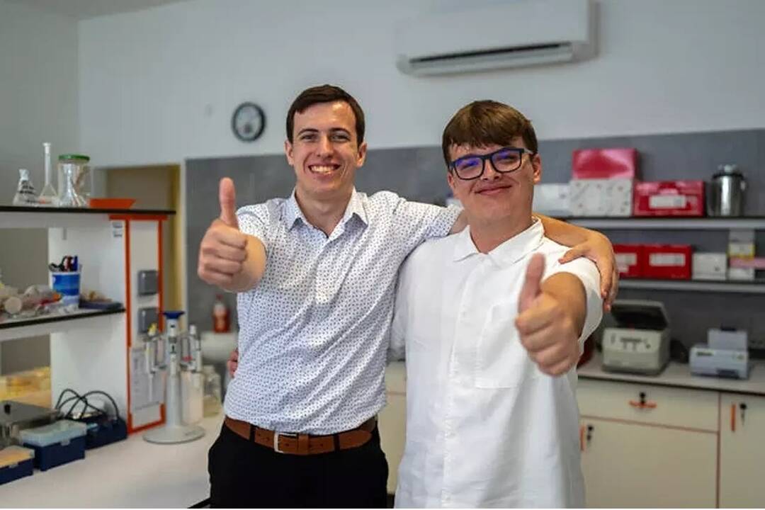 FOTO: Dvojica študentov prišla na to, ako zlikvidovať nebezpečné PCB látky, foto 2