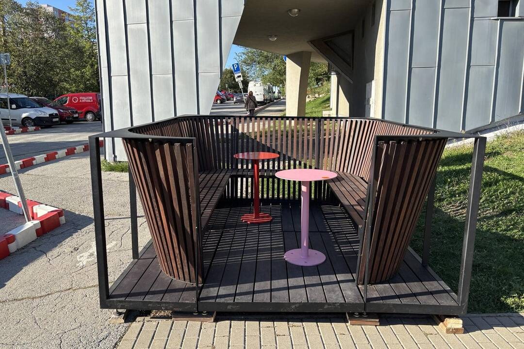 FOTO: Nový parklet na sídlisku KVP sa stal terčom kritiky miestnych, foto 4