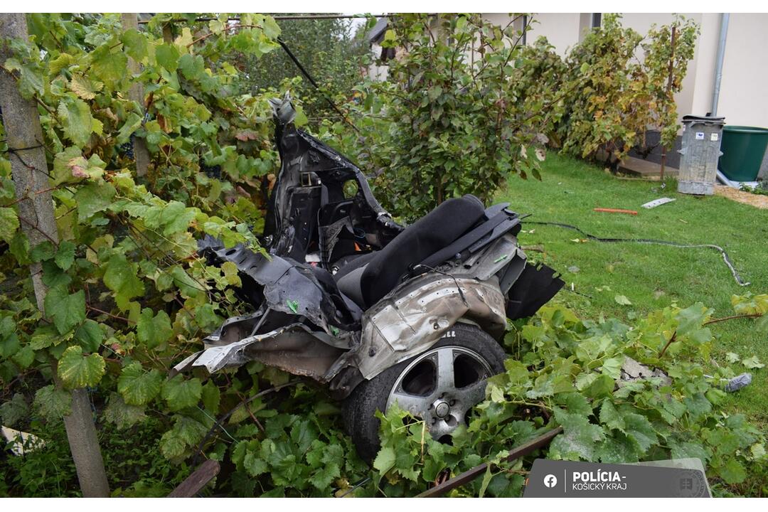 FOTO: V Slavkovciach došlo k vážnej dopravnej nehode. Mladý vodič nárazy zázračne prežil, foto 1