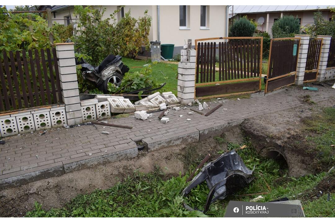 FOTO: V Slavkovciach došlo k vážnej dopravnej nehode. Mladý vodič nárazy zázračne prežil, foto 3