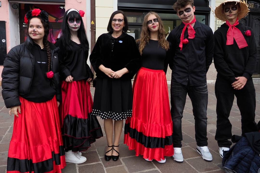 FOTO: Košickí študenti premenili Hlavnú ulicu na španielsku La Ramblu, foto 22