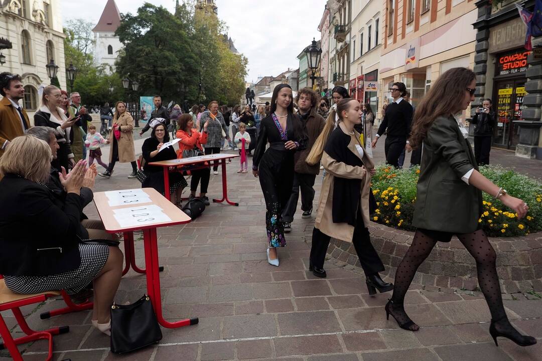 FOTO: Košickí študenti premenili Hlavnú ulicu na španielsku La Ramblu, foto 26